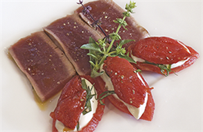Geräucherter Thunfisch, Tomaten-Millefeuille und Basilikum Mousse